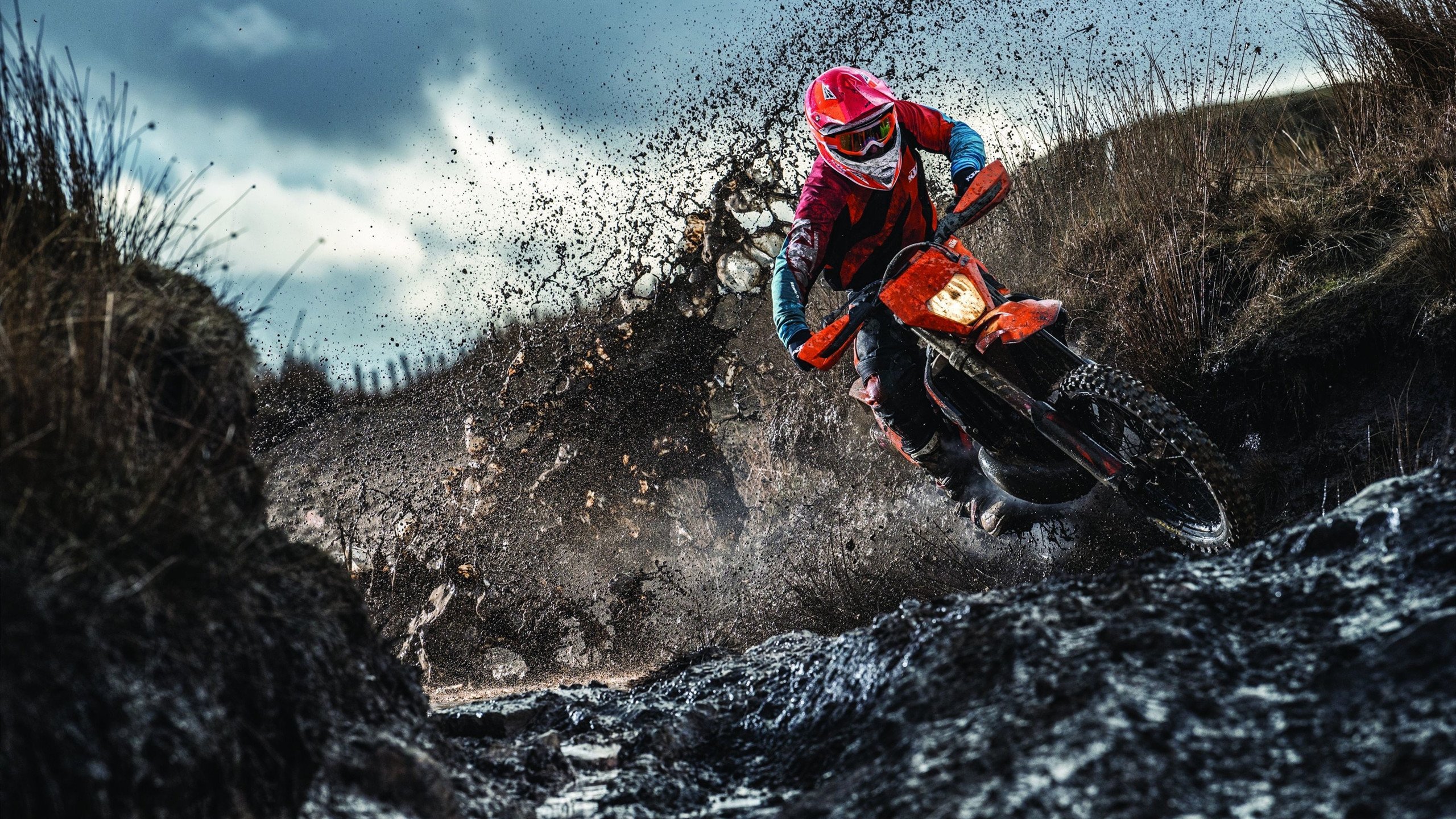 “路见不平”——车队与车手面对艰难挑战的坚韧精神