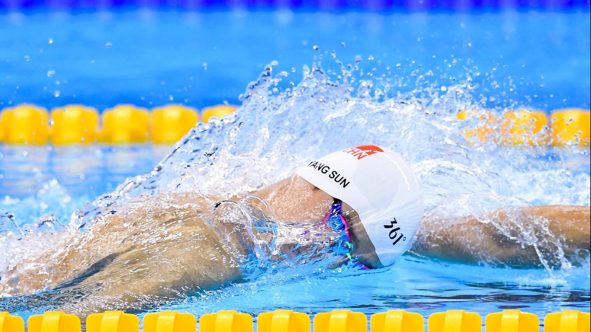 “路见不平”——车队与车手面对艰难挑战的坚韧精神